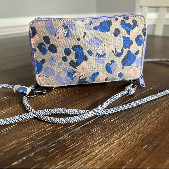 Kavu Go on time bi fold cross body wallet - Picture 11 of 11